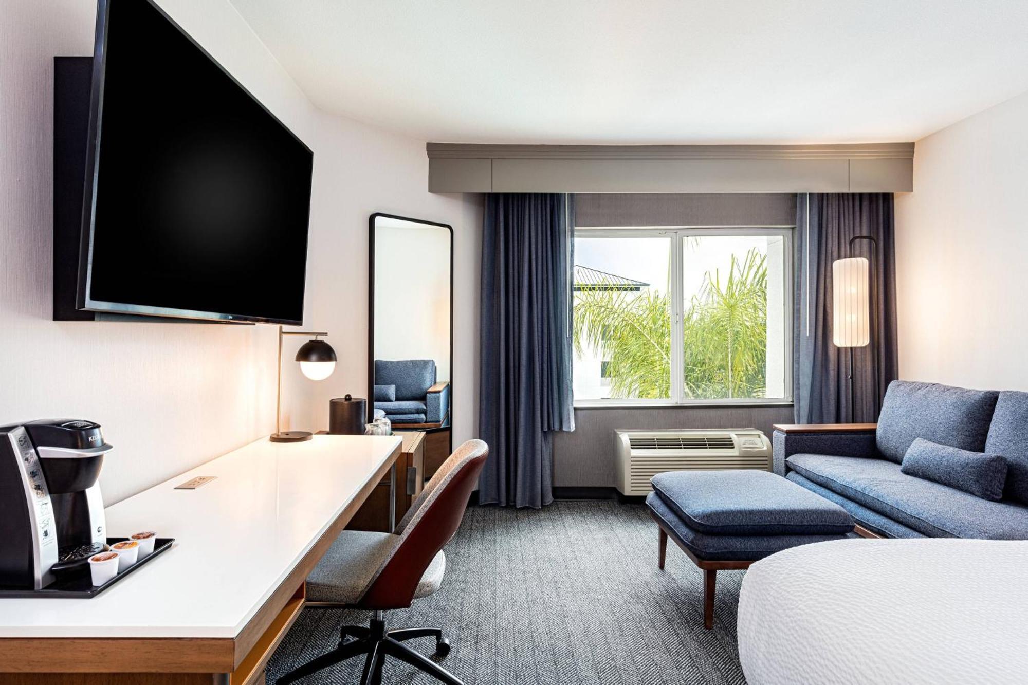 Courtyard By Marriott Anaheim Resort/Convention Center Exterior photo